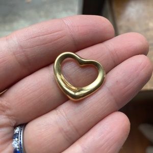 Beautiful Tiffany & Co Open Heart Pendant 22mm 18K.